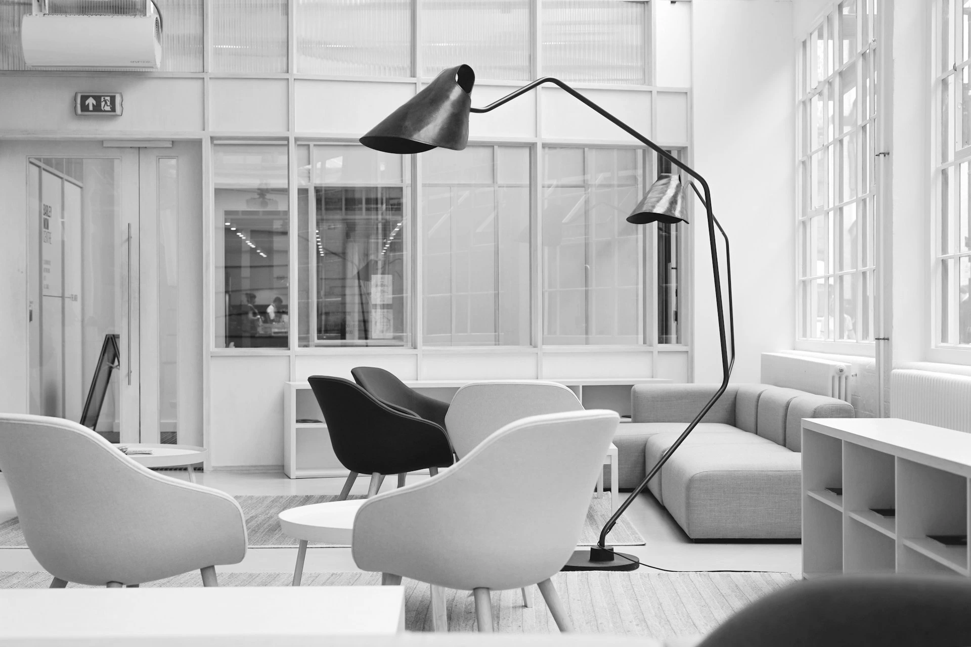 Büro mit Lampe und Sesseln